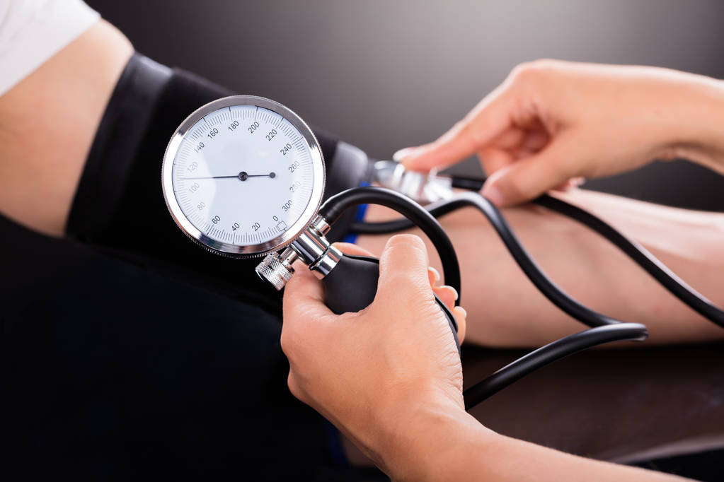 新研究：數百萬人被誤診為高血壓！原因竟是姿勢錯了