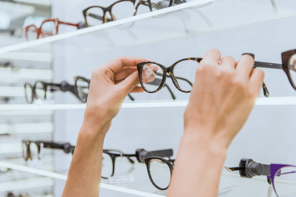 戴眼镜有助预防新冠！但做好这5件事更重要